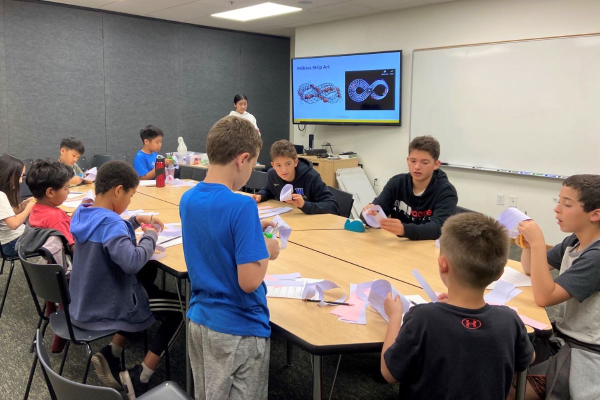 Students make M�bius strips